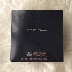 MAC sheer mystery powder